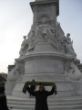Ulla vor Buckingham Palast Statue.JPG